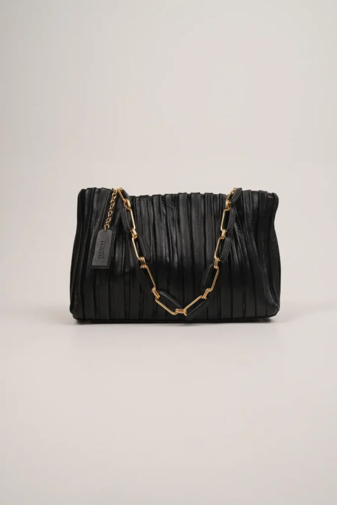 bolsas femininas, bolsas Use Muni, bolsa com franja, bolsa prata velho, maxi bag, bolsa preta com corrente, tendências em bolsas 2025, bolsas estilosas